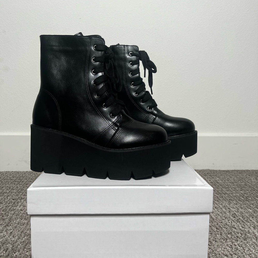 ✨Brand New Lace Up Platform Boots ✨